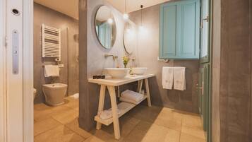 Shower, free toiletries, hair dryer, bidet