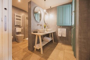 Shower, free toiletries, hair dryer, bidet - Marenea Suite Hotel - CDSHotels (Diso)
