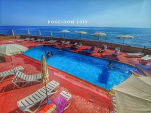 Una piscina al aire libre de temporada