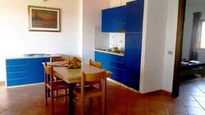 Apartamento, 1 habitación, terraza, vistas al mar | Cocina privada | Frigorífico grande, placa de cocina y utensilios de cocina