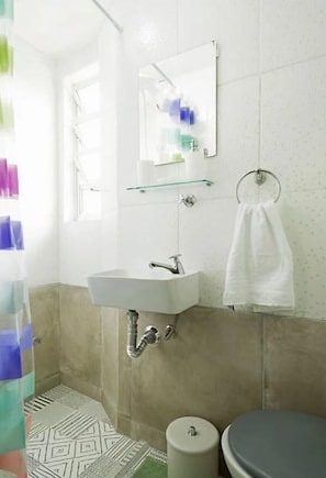 Apartamento, 1 cama de casal e sofá-cama, para não fumantes | Banheiro | Chuveiro, produtos de toalete grátis, secador de cabelo