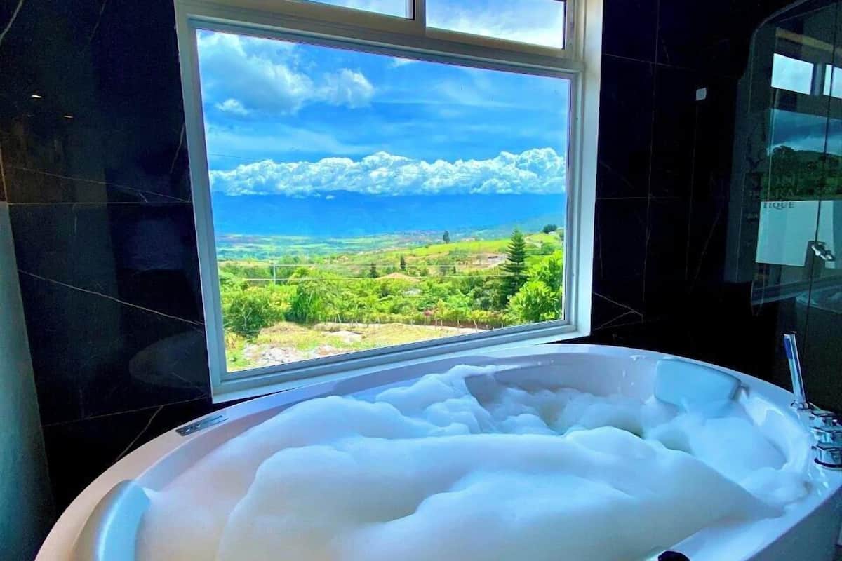 deluxe studio suite, 1 bedroom, non smoking, mountain view | bathroom | free toiletries, towels, soap, shampoo