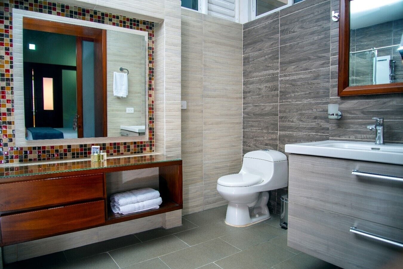 luxury double room, 1 king bed, non smoking | bathroom | free toiletries, towels, soap, shampoo