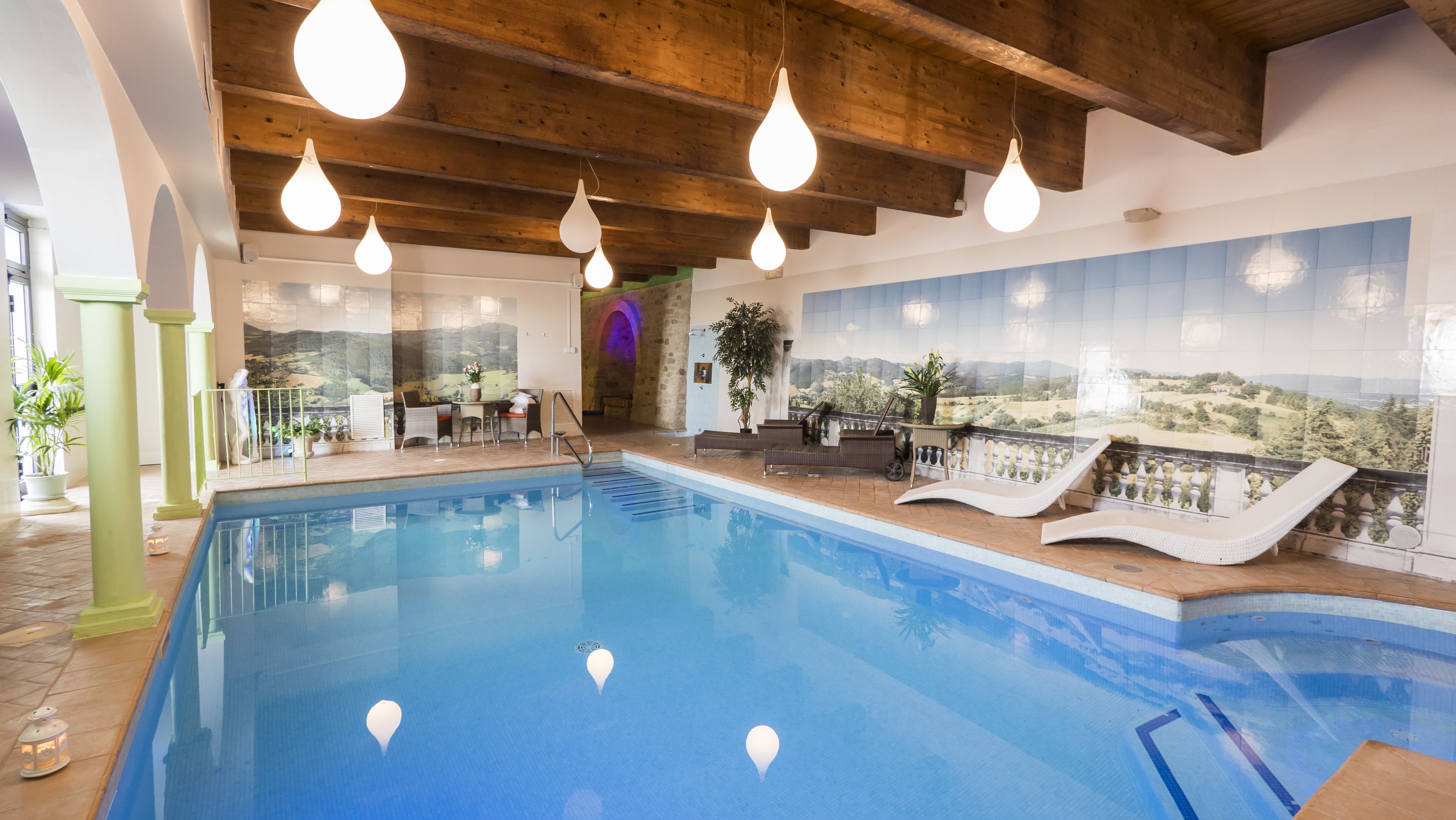 seasonal outdoor pool, open 9:30 am to 8:00 pm, pool loungers