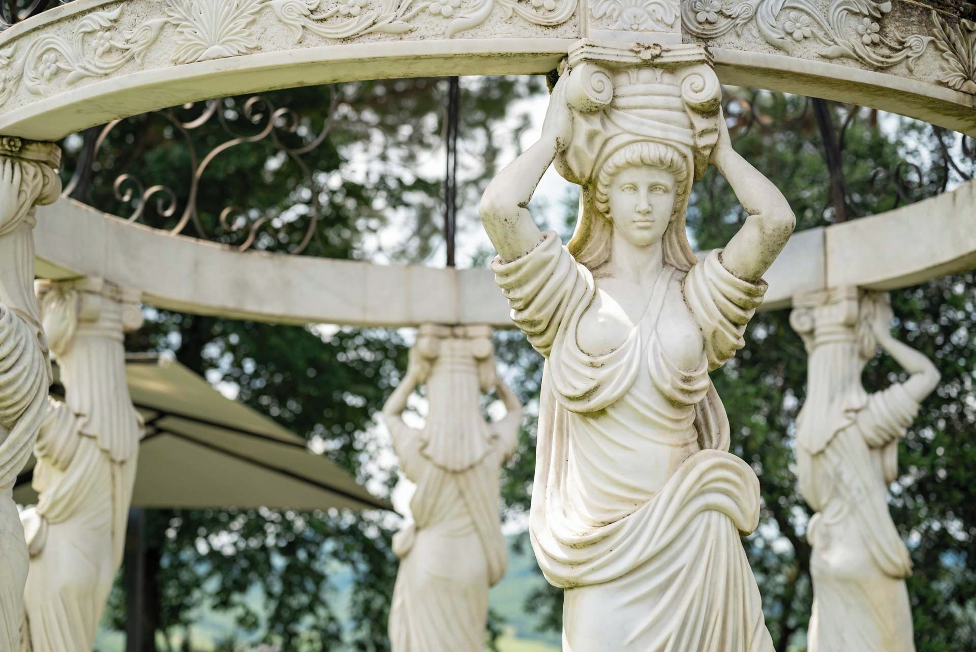 seasonal outdoor pool, open 9:30 am to 8:00 pm, pool loungers