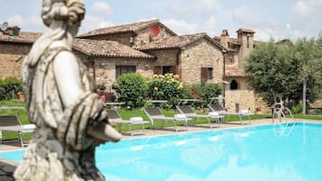 Piscine extérieure (ouverte en saison), chaises longues