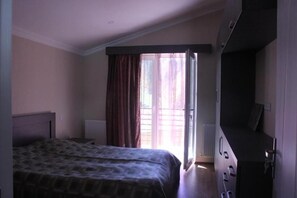 1 habitación, ropa de cama hipoalergénica y escritorio 