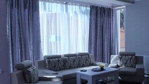 Una sala de estar con un sofá, un sillón y una mesa de centro.