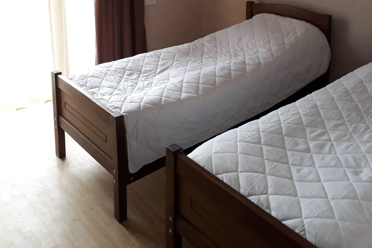 1 habitación, ropa de cama hipoalergénica y escritorio