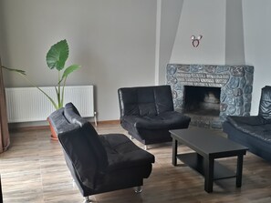Lobby sitting area - Villa Bakuriani (Borjomi)