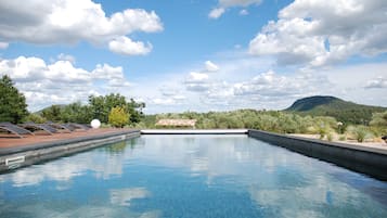 Piscina all'aperto, ombrelloni da piscina, lettini