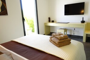 Kamar Deluks, 1 Tempat Tidur Queen, Bebas Asap Rokok, pemandangan kebun | 3 kamar tidur, seprai katun Mesir, dan seprai premium