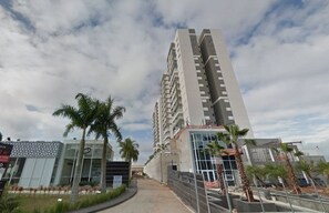 A modern high-rise building with a central atrium and multiple floors. - Apartamento em Santo Amaro (São Paulo)