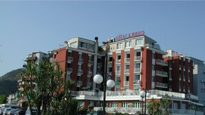 A multi-story hotel with balconies and a sign reading "Stella Maris". - Residence Stella Maris (Pietra Ligure)