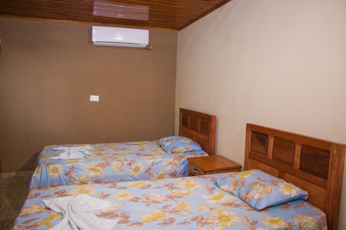 Habitación básica con 2 camas individuales, 2 camas individuales, para no fumadores | Cortinas blackout y ropa de cama