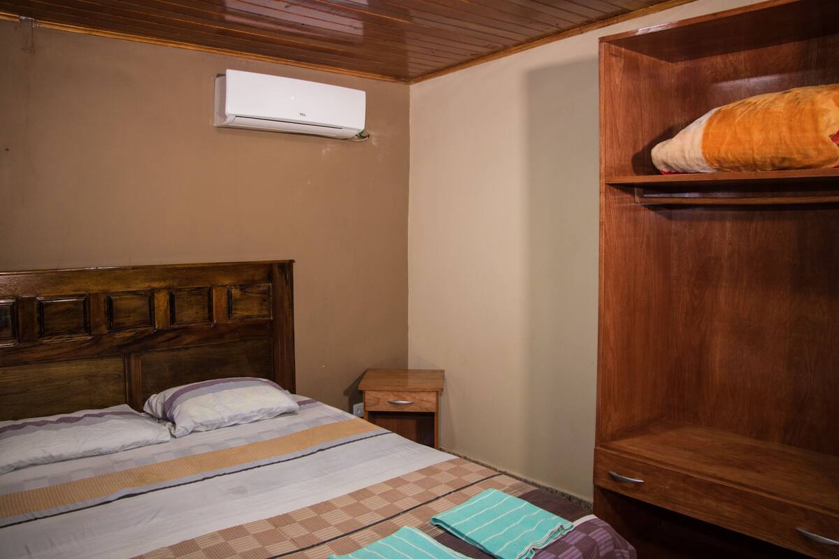 Habitación básica doble, 1 cama matrimonial, para no fumadores | Cortinas blackout y ropa de cama