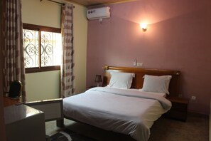 Desk, free WiFi, bed sheets - Marhaba Hotel (N Gaoundere)