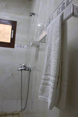 Chambre Standard, 1 lit double, fumeur | Salle de bain