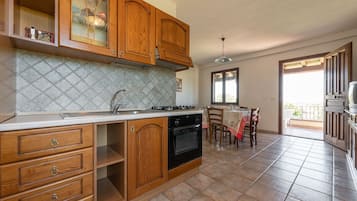 Refrigerador con freezer, horno, placa de cocina, utensilios de cocina