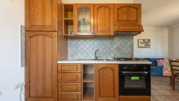 Refrigerador con freezer, horno, placa de cocina, utensilios de cocina
