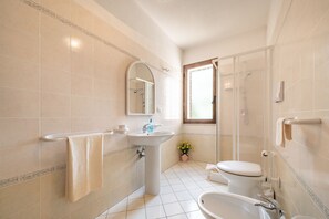 Apartamento, 2 habitaciones | Baño | Ducha, cabezal de ducha tipo lluvia y bidé