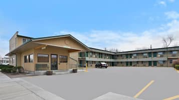 Un motel composé d’un bâtiment d’un seul étage et d’un parking à deux niveaux.