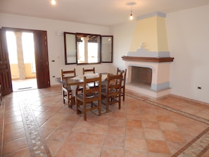 Apartment, 3 Schlafzimmer | Essbereich im Zimmer