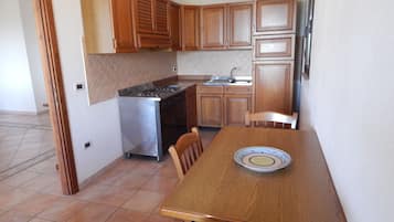 Apartamento, 3 quartos | Cozinha americana privada | Geladeira, fogão, cooktop, talheres/pratos/utensílios de cozinha