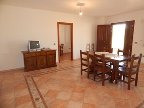 Apartment, 3 Schlafzimmer | Essbereich im Zimmer