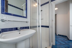 Apartamento, 2 quartos | Banheiro | Chuveiro, chuveiro com efeito de chuva, secador de cabelo, bidê