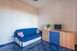 Apartment, 2 Bedrooms | Living area