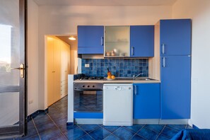 Apartment, 2 Bedrooms | Private kitchenette | Fridge, oven, stovetop, dishwasher