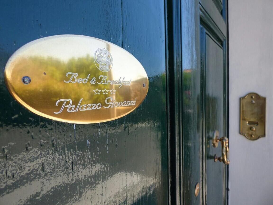 Eine Schild an einer Tür mit dem Text 'Bed & Breakfast Palazzo Grodino'.