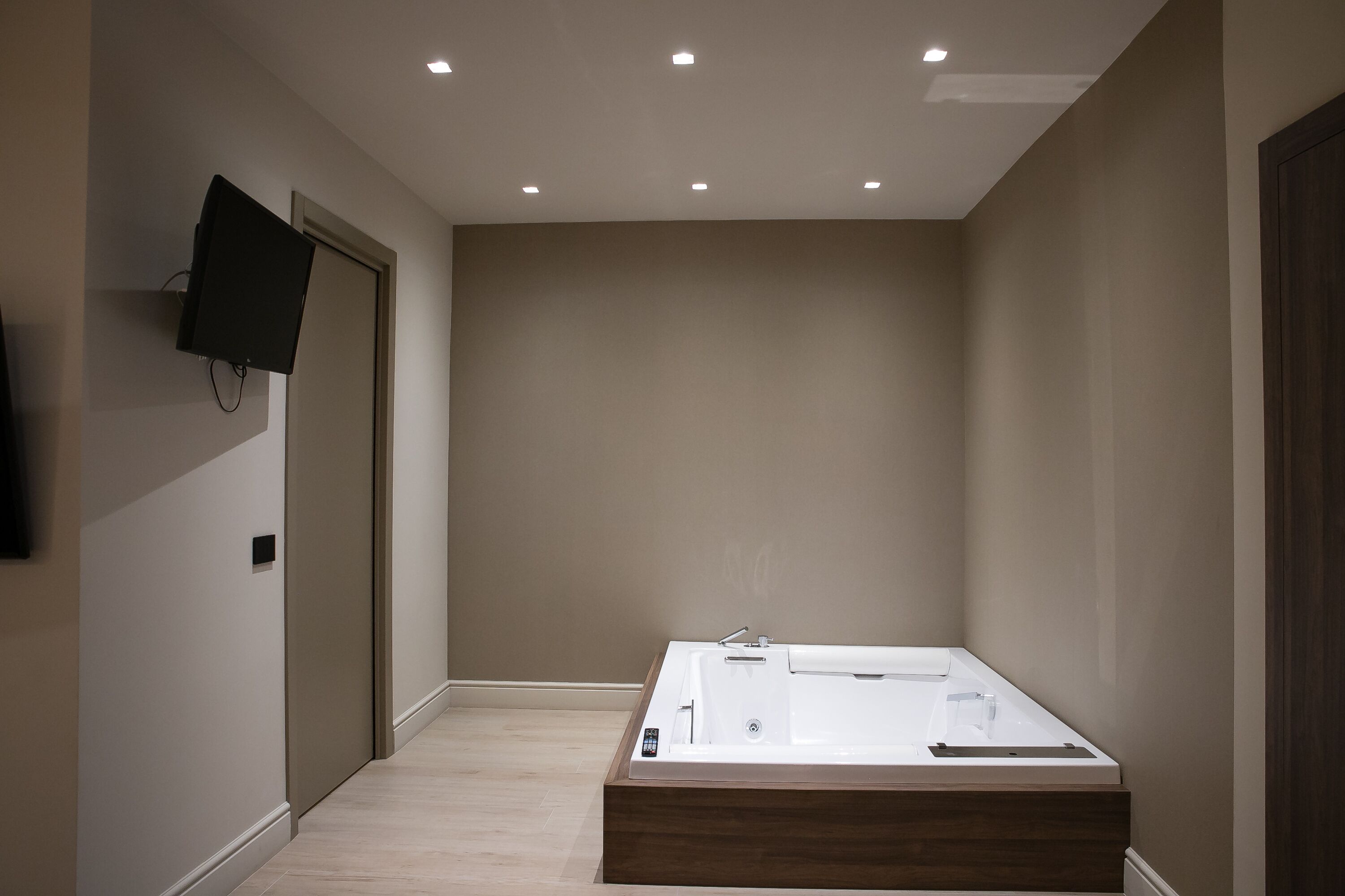 Superior-Suite, Whirlpool | Bettwäsche aus ägyptischer Baumwolle, hochwertige Bettwaren