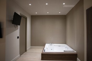 Superior Suite, Hot Tub | 1 bedroom, Egyptian cotton sheets, premium bedding, down duvets