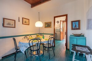 Villa, 4 Bedrooms | In-room dining