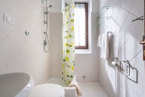 Villa, 4 slaapkamers | Badkamer | Een aparte badkuip en douche, een bubbelbad, een regendouche