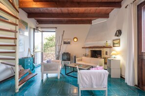 Villa, 4 habitaciones | Sala de estar | Televisión y chimenea 