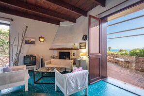 Villa, 4 habitaciones | Sala de estar | Televisión y chimenea 