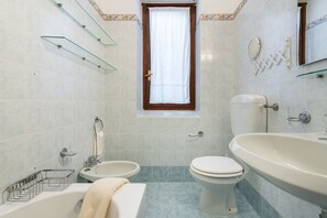 Villa, 4 habitaciones | Baño | Tina y regadera independientes y tina de hidromasaje 