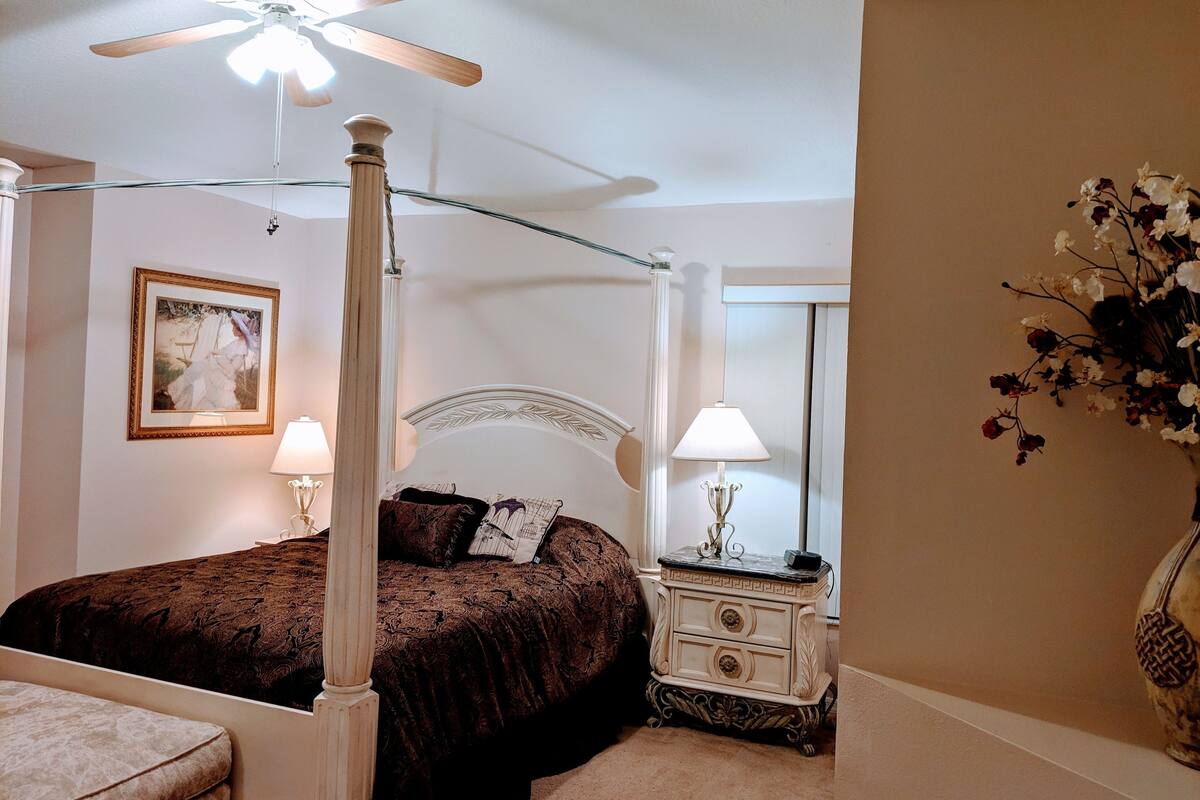 Individually decorated, individually furnished, laptop workspace