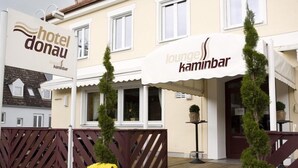 A hotel named 'hotel donau' with a lounge area called 'kaminar'. - Hotel Donau (Donauwoerth)