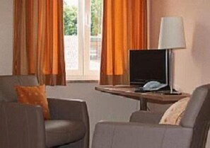 32 インチの薄型テレビ (衛星放送視聴可)、テレビ