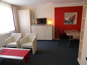 エクスクルーシブ コンドミニアム クイーンベッド 1 台 キッチン 1 階 (300m from main building) | 客室内のダイニングエリア