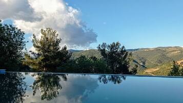Een seizoensgebonden buitenzwembad en parasols bij het zwembad