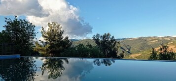 Una piscina al aire libre de temporada, sombrillas