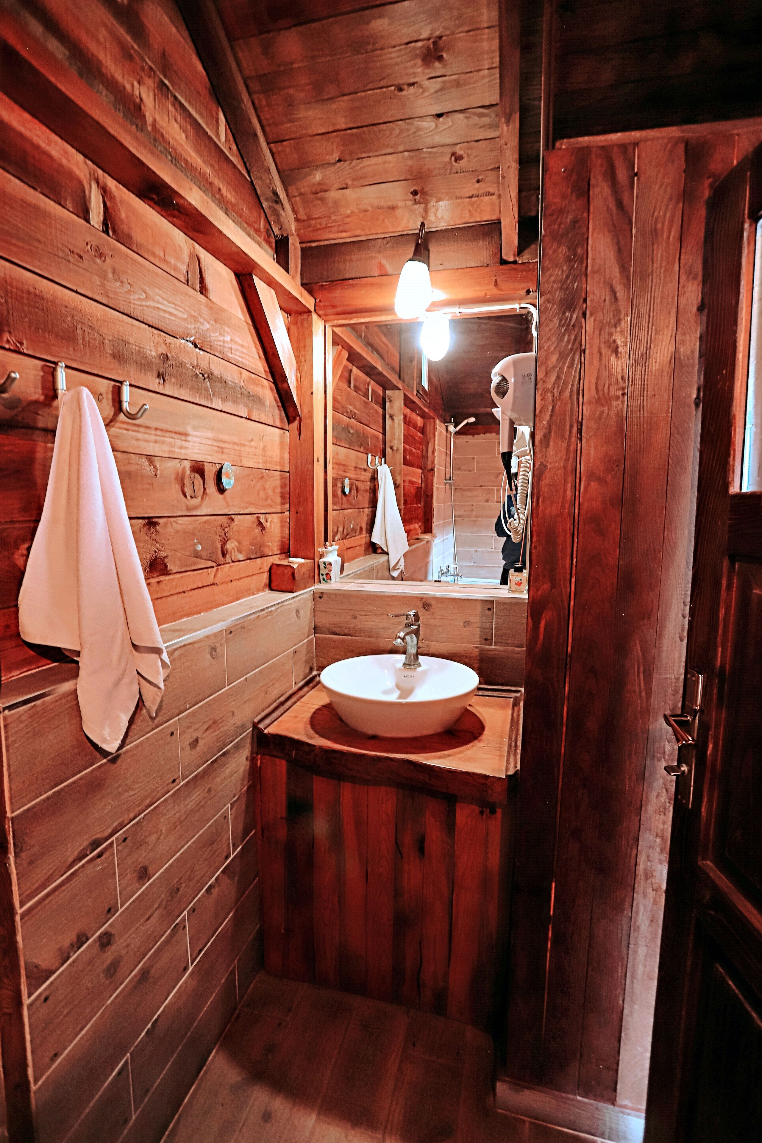 panoramic tree house | bathroom | combined shower/bathtub, jetted bath, hydromassage showerhead