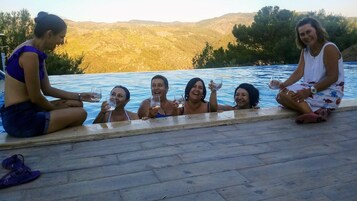 Una piscina al aire libre de temporada, sombrillas