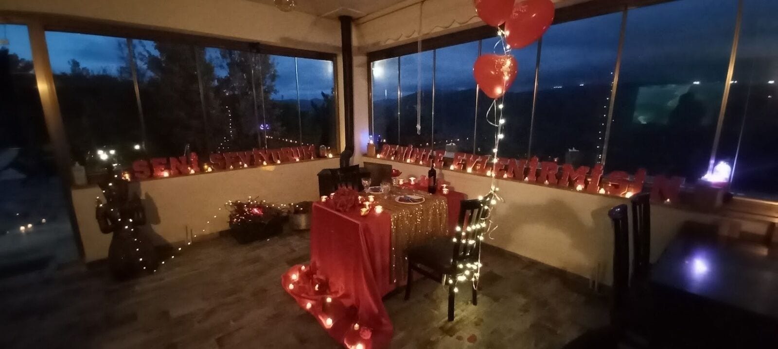 breakfast, lunch and dinner served