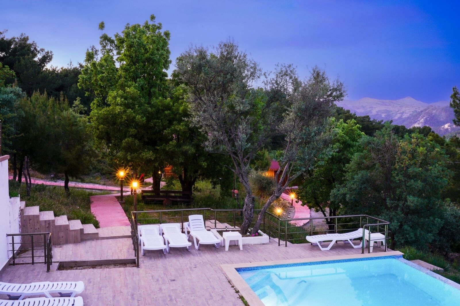 Una piscina al aire libre de temporada (de 09:00 a 23:30), sombrillas
